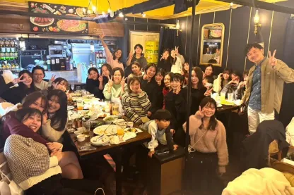 お店で、大人数でピースをするスタッフたち