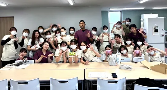 ケーキを囲んで、みんなで集まった誕生日のお祝い