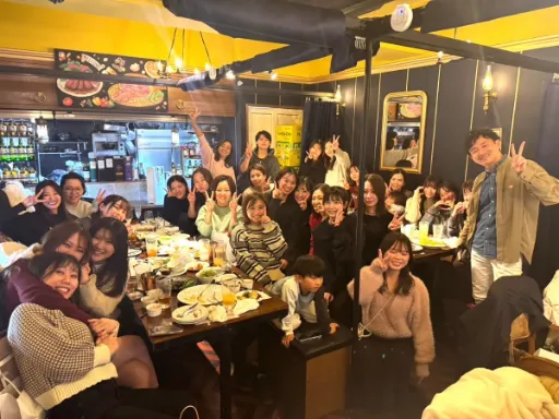 お店で、大人数でピースをするスタッフたち