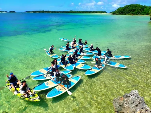 透きとおった海で、みんなでSUP