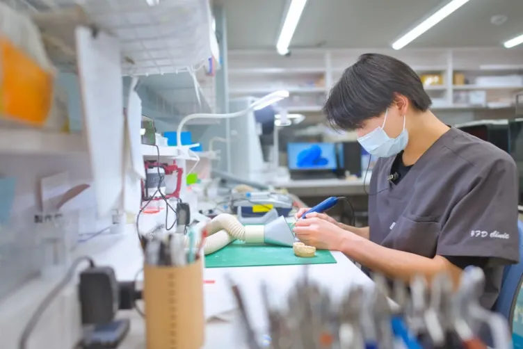 技工机で模型を削る技工士