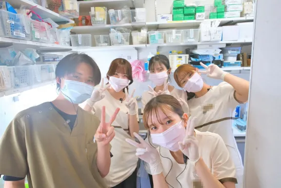 器具庫の前で笑顔のスタッフたち