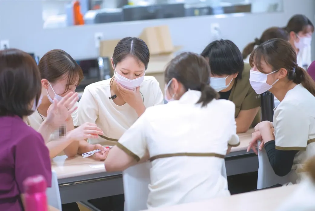 テーブルを囲んで話し合うスタッフたち