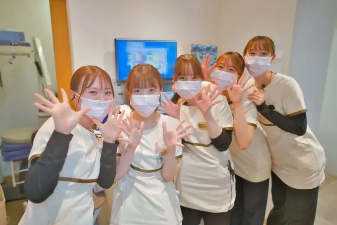 手を振るスタッフ5人