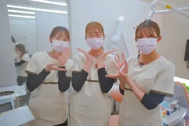 手でハートを作る3人のスタッフ