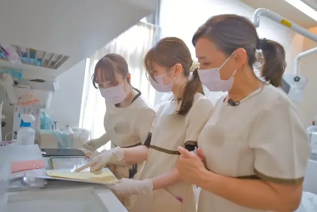 笑いながら一緒に準備をする歯科衛生士たち