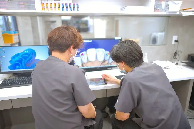 並んで設計の画面を見る歯科技工士2人
