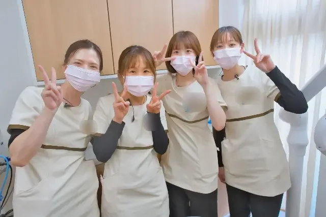 並んでピースをする歯科衛生士4人